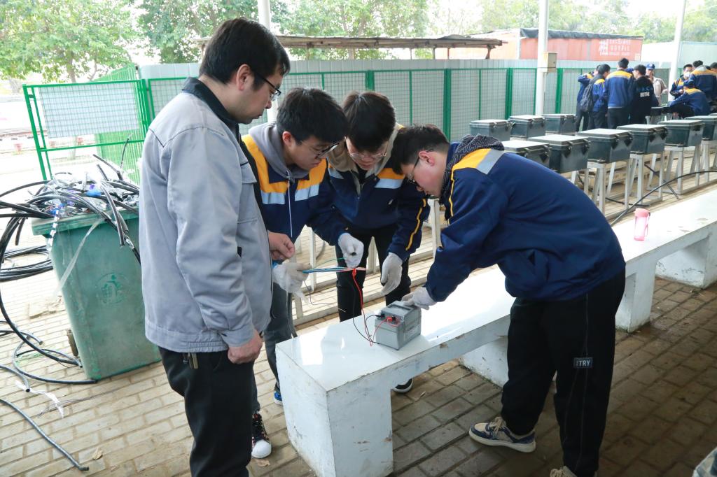 11199843186101466 兰州交通大学学生在h365手游游戏平台老师指导下实习.jpg