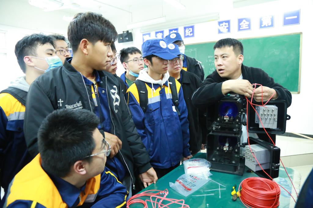 6955603243750178 h365手游游戏平台教师为兰州交通大学学生讲授专业知识.jpg